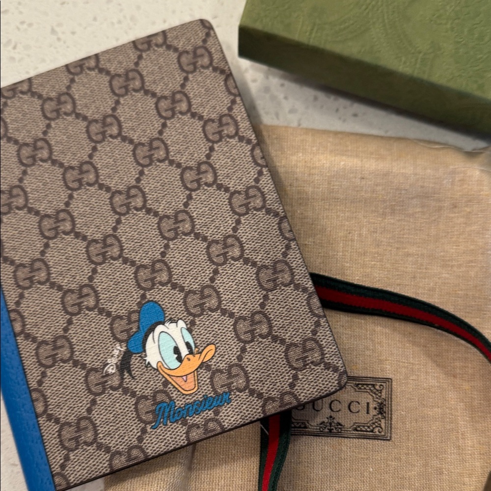 Gucci Beige and Green Notebook with Signature Pattern Gift Set - Picture 5 of 12